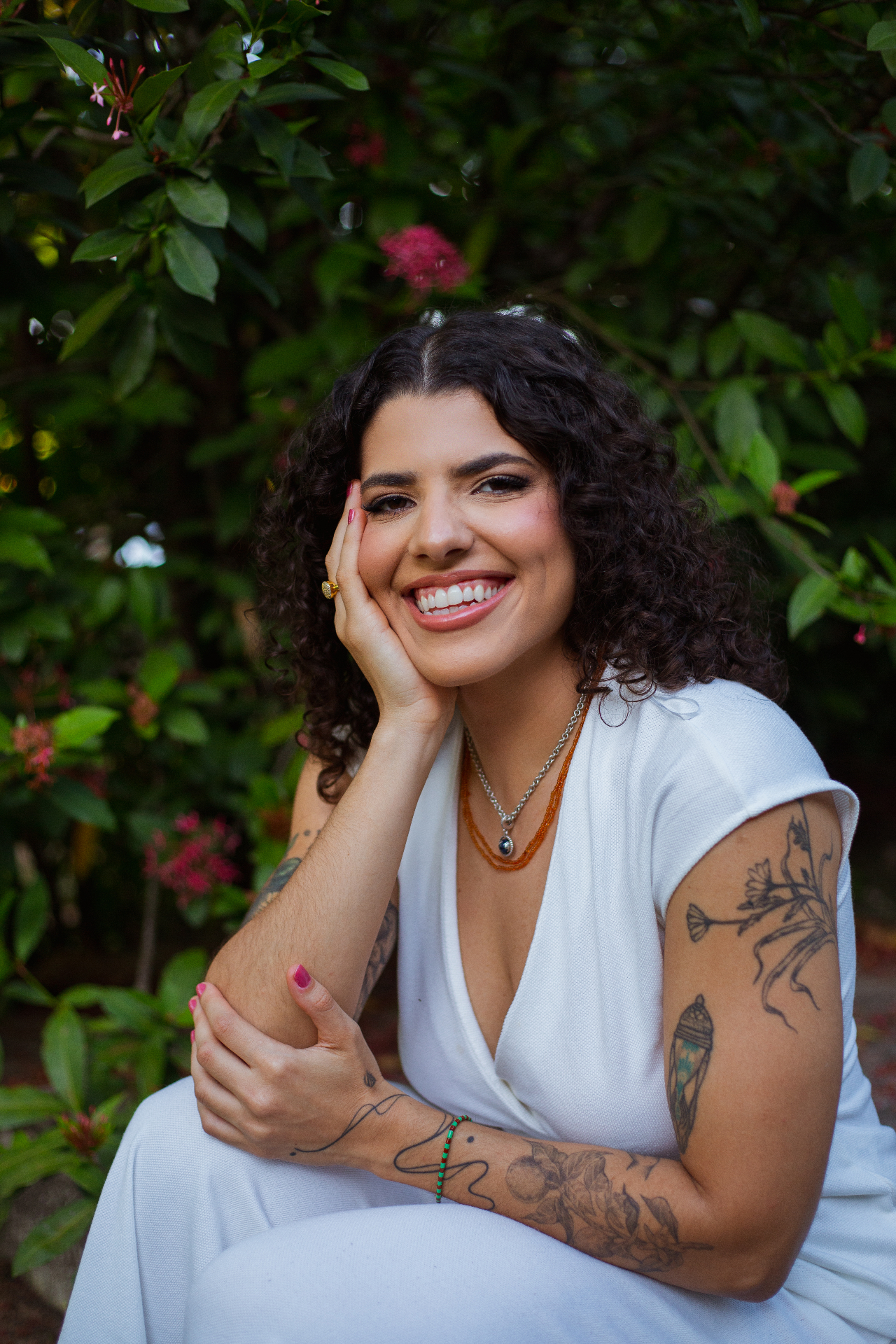 Retrato de Laisla Botelho sorrindo em um jardim